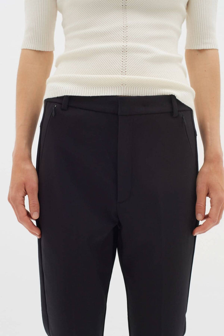 Pantalon Ziggi noir ajusté avec poches zippées, en coton, pour un look décontracté et élégant.