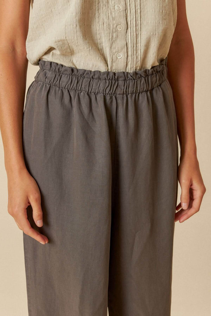 Pantalon ample en tissu léger avec taille élastiquée, idéal pour un look chic et décontracté.