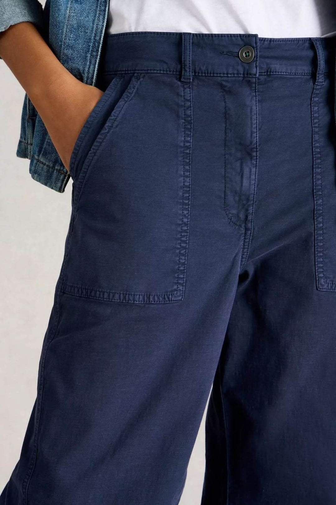 Pantalon ample à la taille haute en tissu structuré, offrant style moderne et confort décontracté.