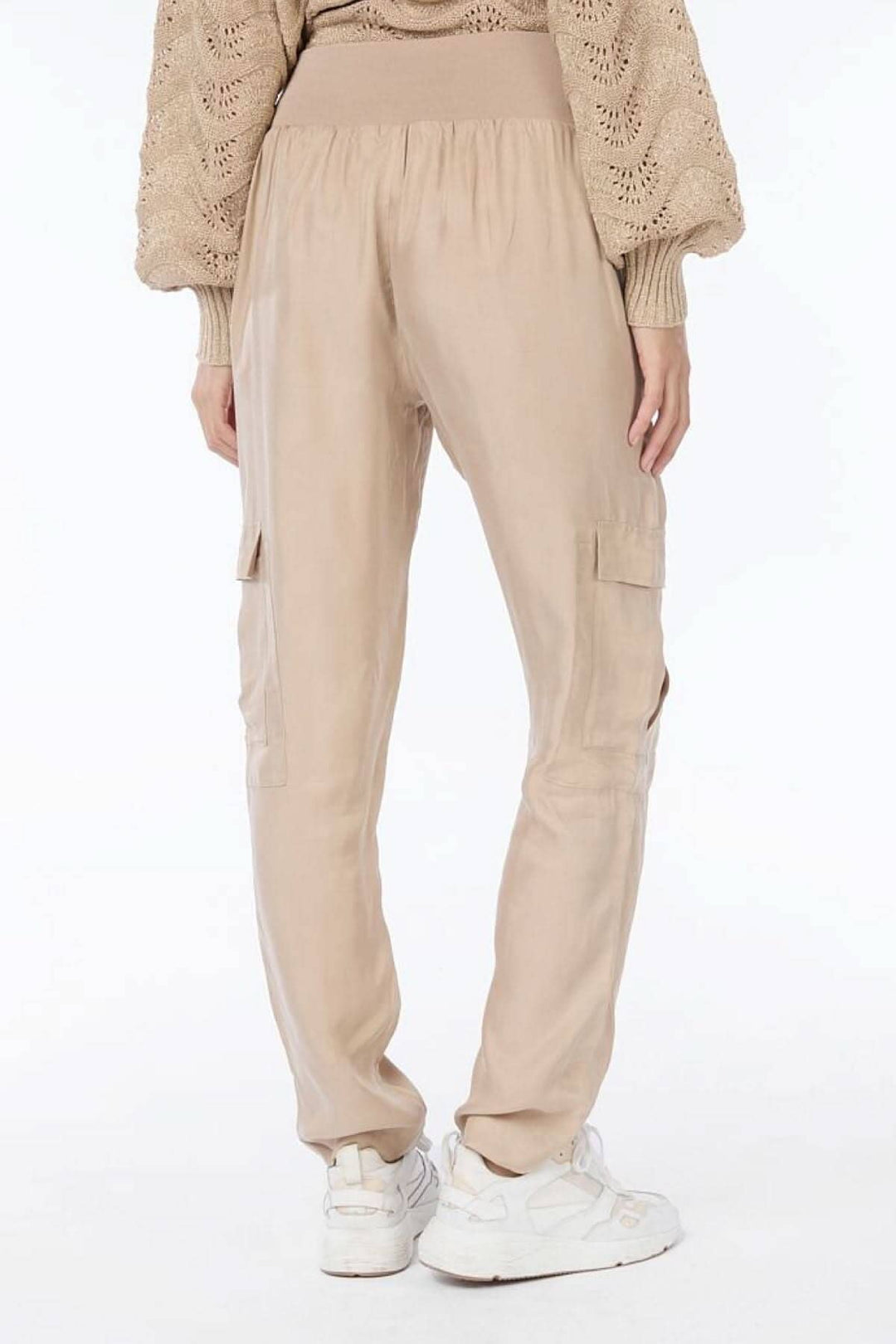 Pantalon cargo beige avec taille élastique, vue arrière, poches sur les côtés, style décontracté.
