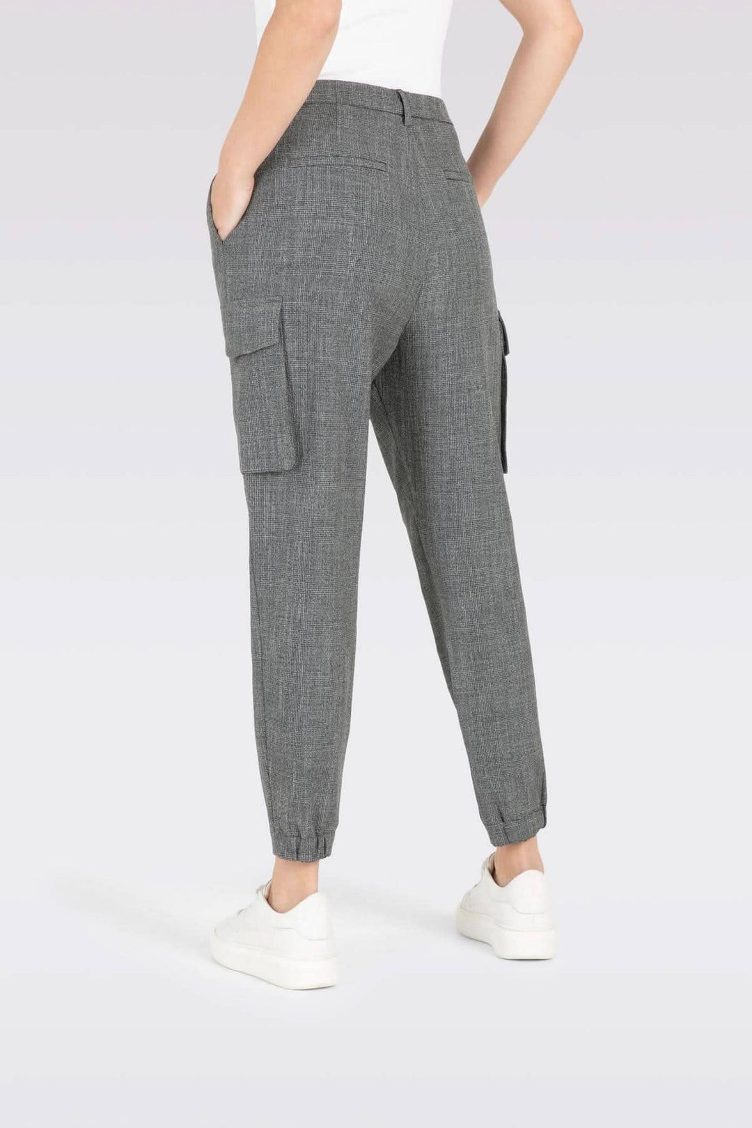 Pantalon cargo RACHEL gris, coupe fuselée, poches latérales, ceinture élastique, porté avec sneakers blanches.