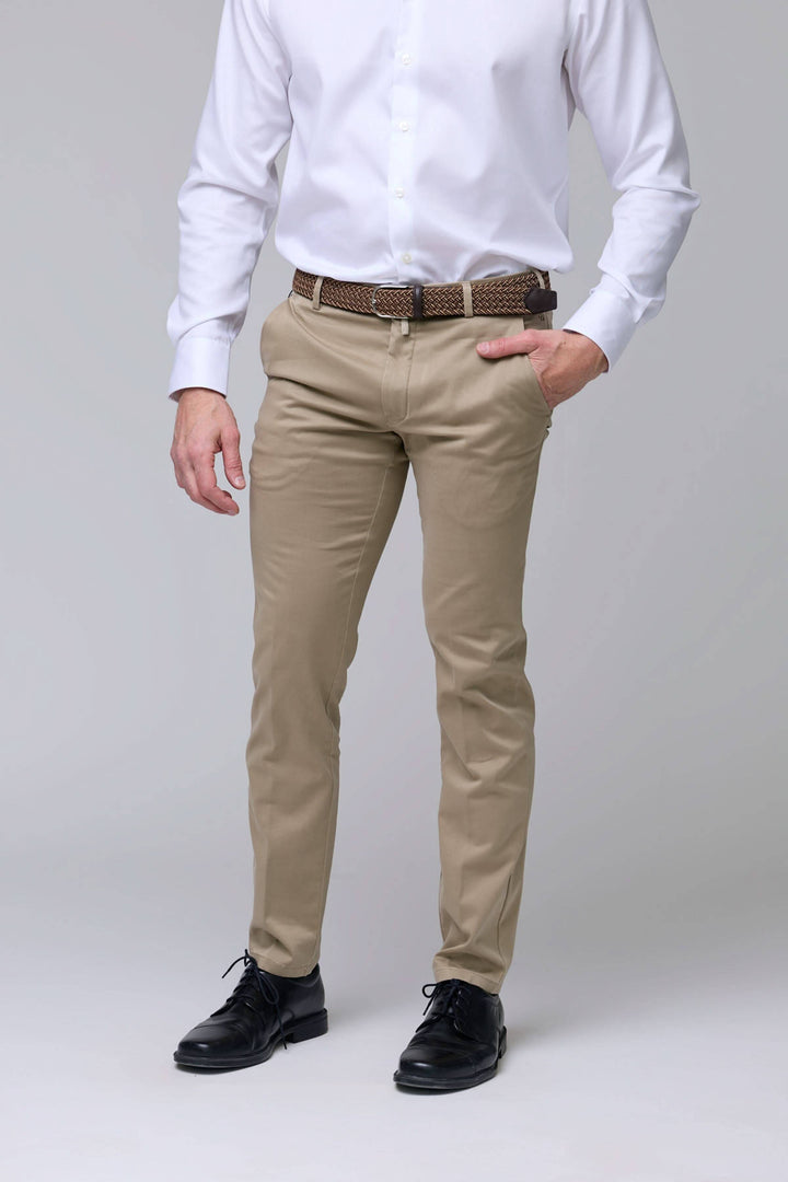 Homme portant un pantalon chino ajusté, élégant et confortable, avec un style moderne et professionnel, parfait pour une tenue décontractée.