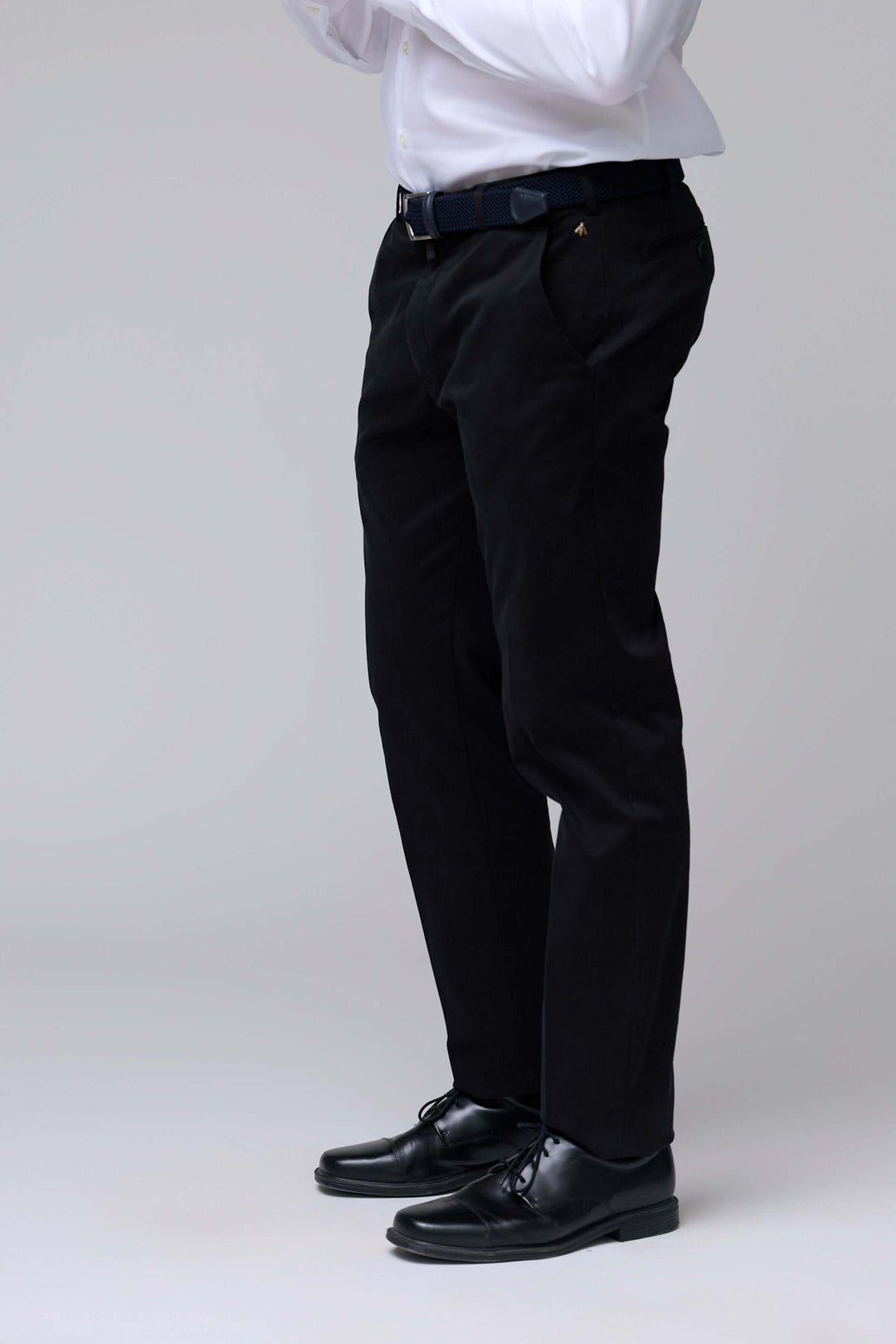 Homme portant un pantalon chino ajusté noir, idéal pour un look professionnel et décontracté avec coupe droite et confort optimal.