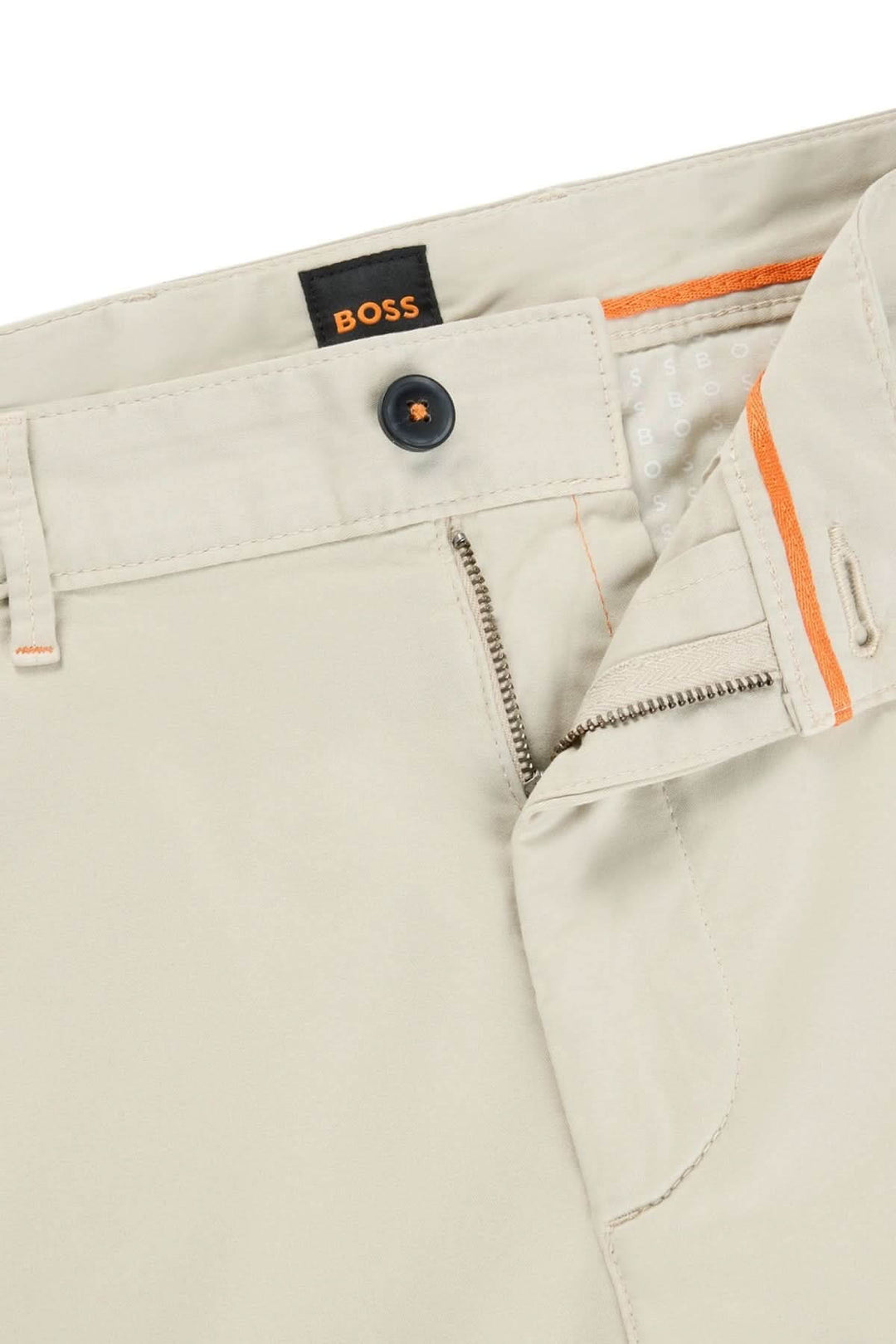 Pantalon chino slim beige BOSS, détail de la fermeture éclair et bouton pour un style moderne et élégant.