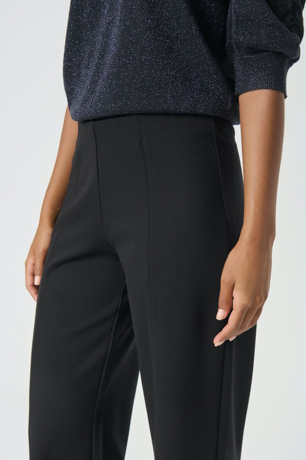 Pantalon classique Vinda noir à jambe large, taille élastique, silhouette moderne et allongée, confort optimal pour toute occasion.