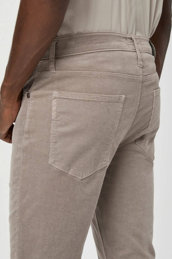 Détails arrière du pantalon en velours côtelé beige, montrant la texture et la coupe confortable.