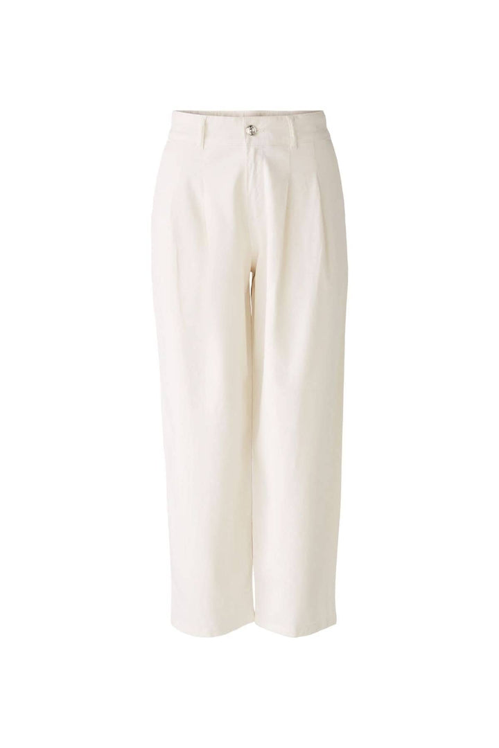 Pantalon coupe ample blanc avec poches et passants de ceinture, idéal pour un look décontracté.