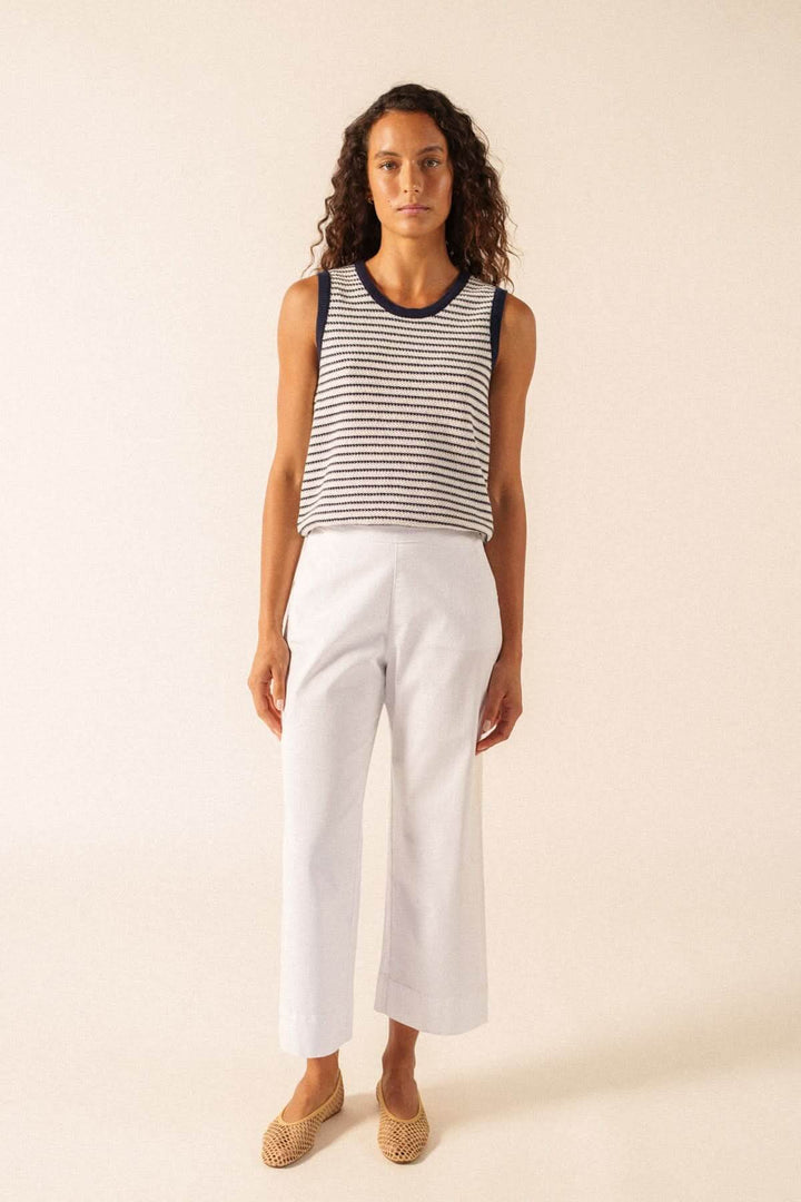 Pantalon de coton CHIARA ample et épuré, taille haute, moderne et confortable, parfait pour un look contemporain et élégant.