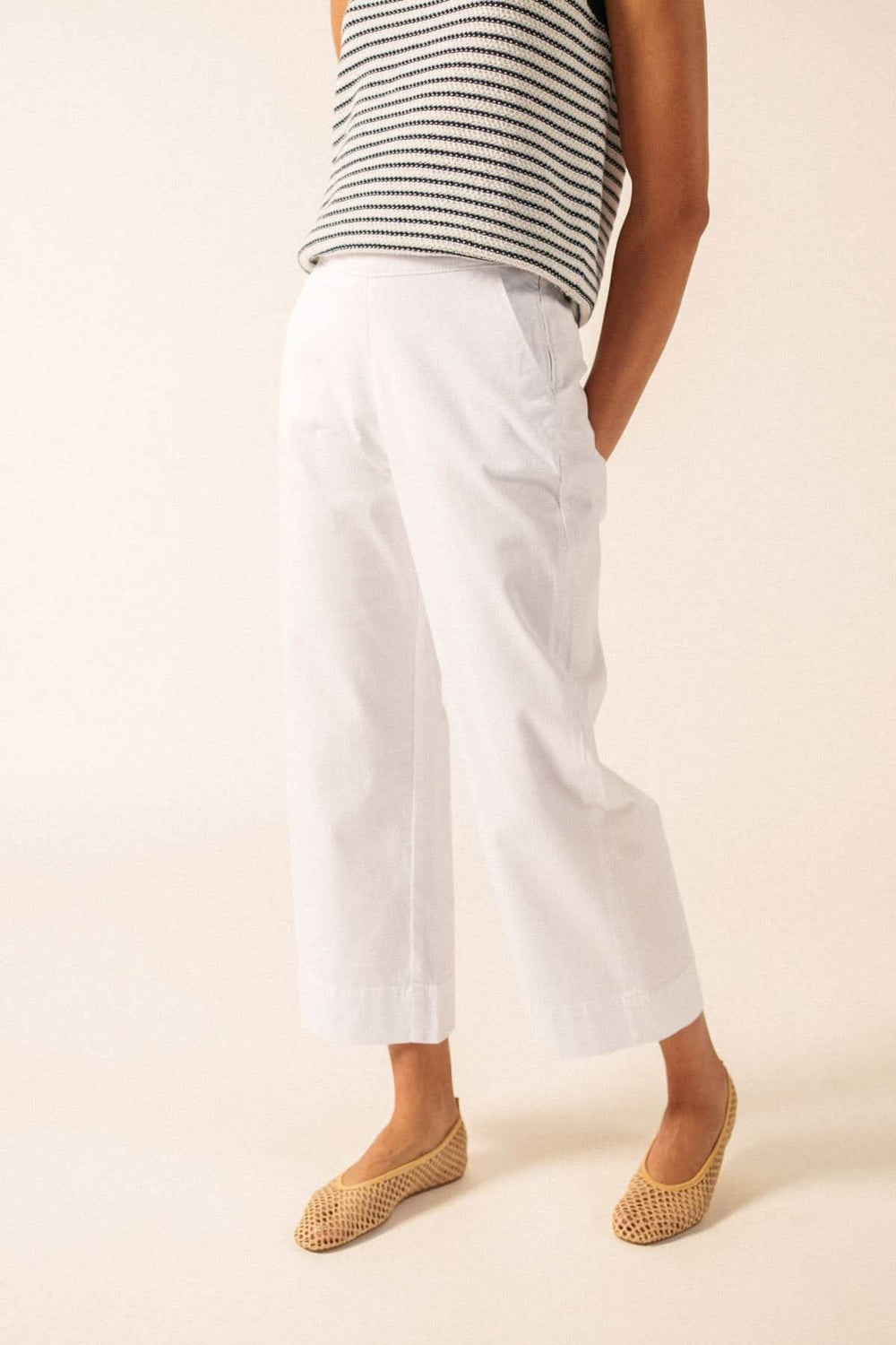 Pantalon de coton CHIARA ample et épuré pour une silhouette contemporaine, taille haute, moderne, adapté au quotidien et aux looks soignés.
