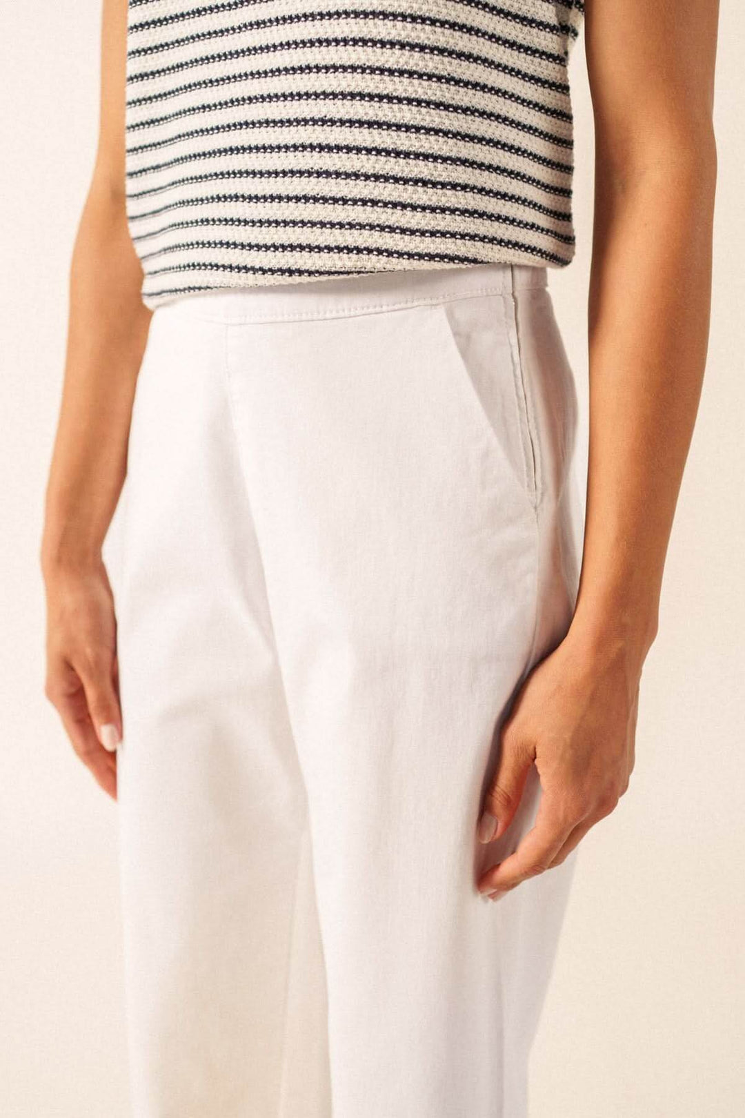 Modèle portant un pantalon de coton CHIARA ample et moderne avec taille haute pour une silhouette fluide et contemporaine.