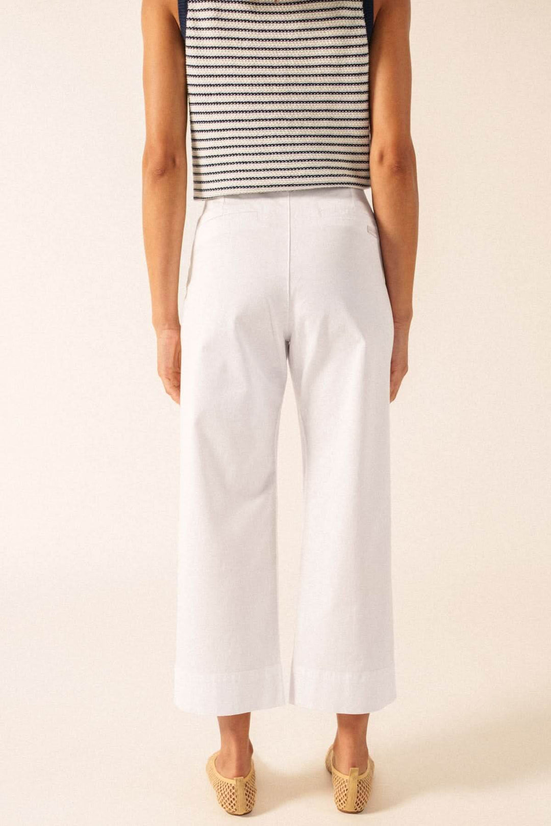 Pantalon de coton CHIARA blanc avec coupe culotte ample et taille haute, vue de dos, idéal pour un look moderne et confortable.