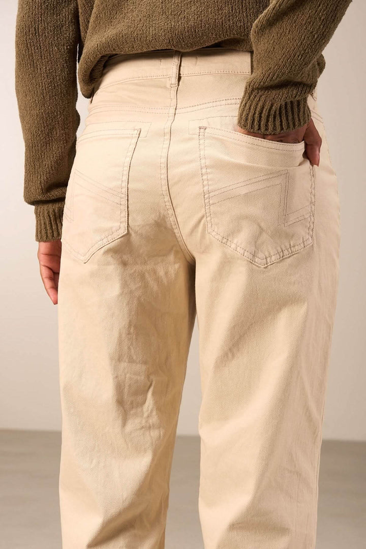 Pantalon droit beige avec poches arrières, coupe décontractée et taille mi-haute pour un style quotidien et confortable.