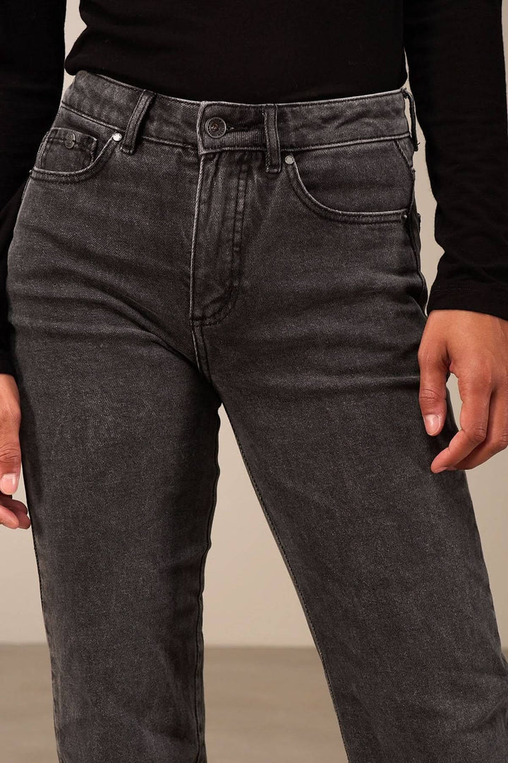 Pantalon droit en tissu extensible noir avec coupe décontractée et cinq poches pour un style moderne et confortable.