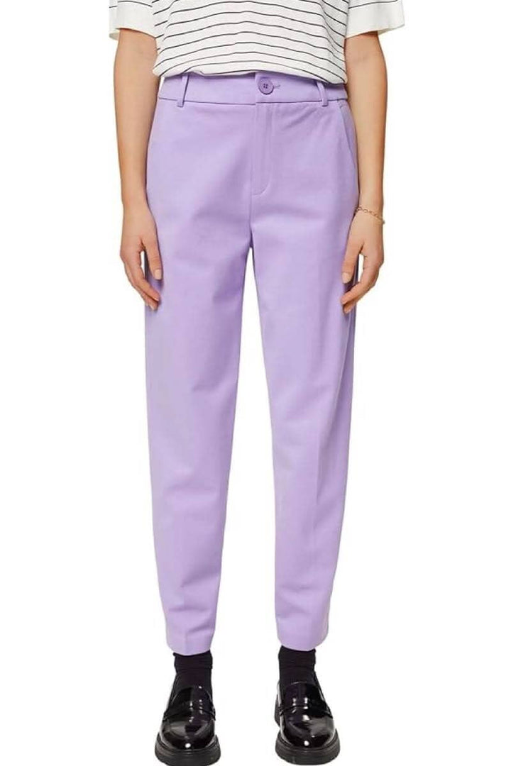 Pantalon droit lilas à pinces avec poches latérales, look élégant et moderne pour le bureau.