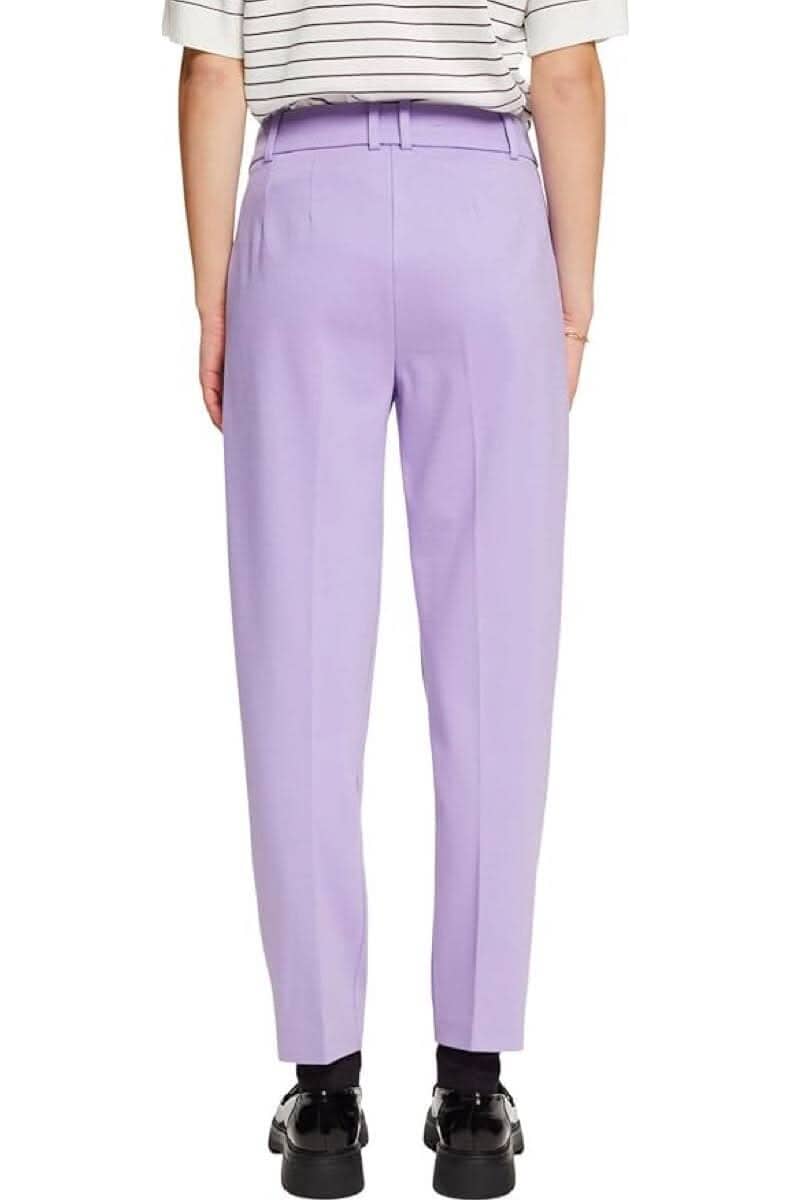 Pantalon droit violet à pinces, vue arrière, avec poches latérales et ceinture élégante.