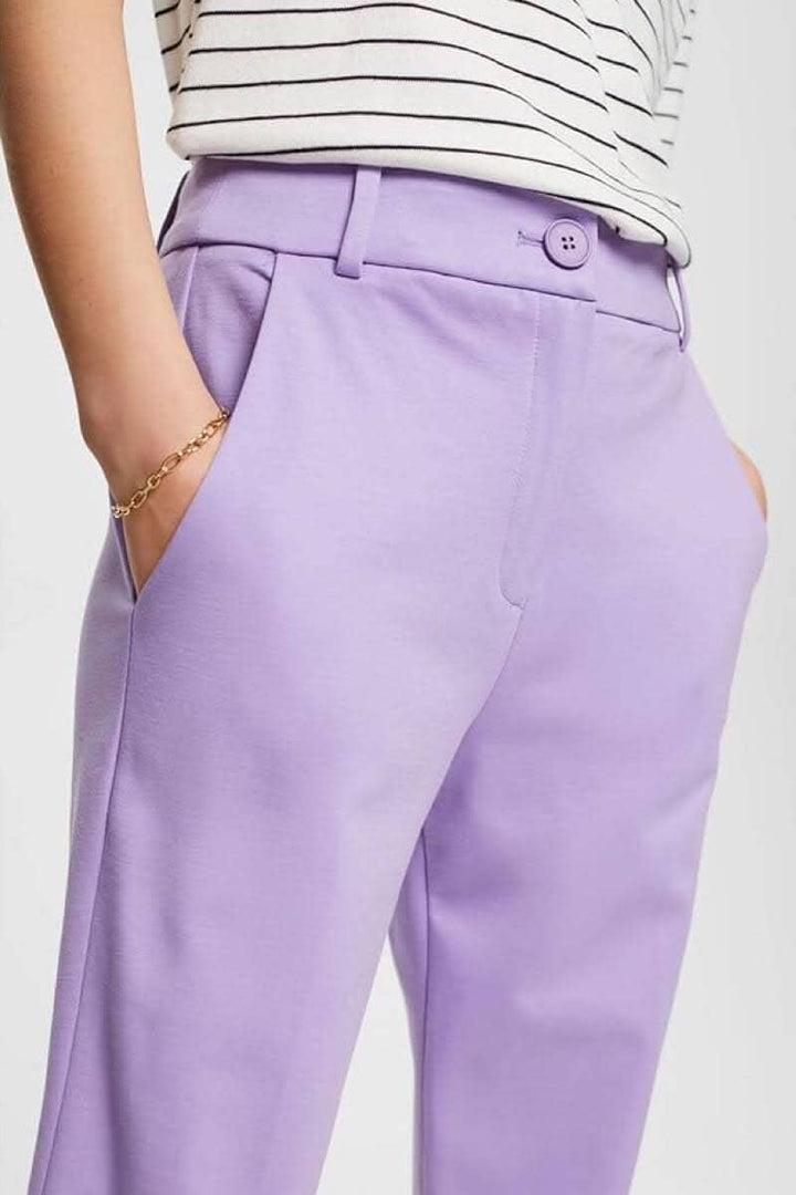 Pantalon droit violet avec poches latérales, élégant et confortable pour le bureau.