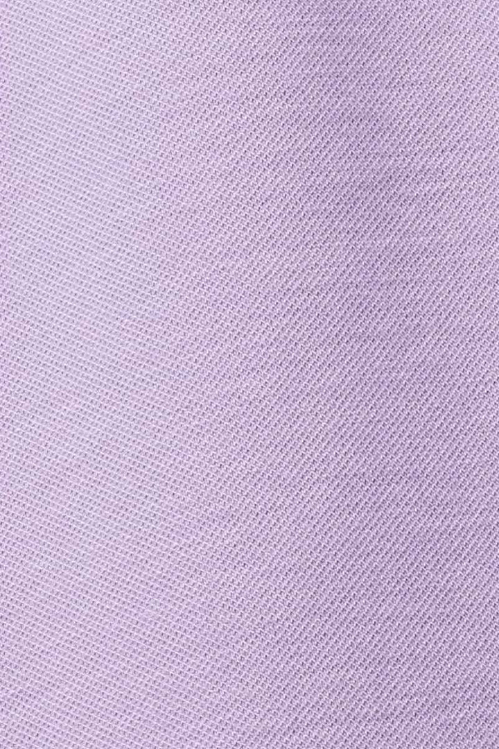 Tissu en jersey de couleur lilas utilisé pour un pantalon droit élégant et confortable.