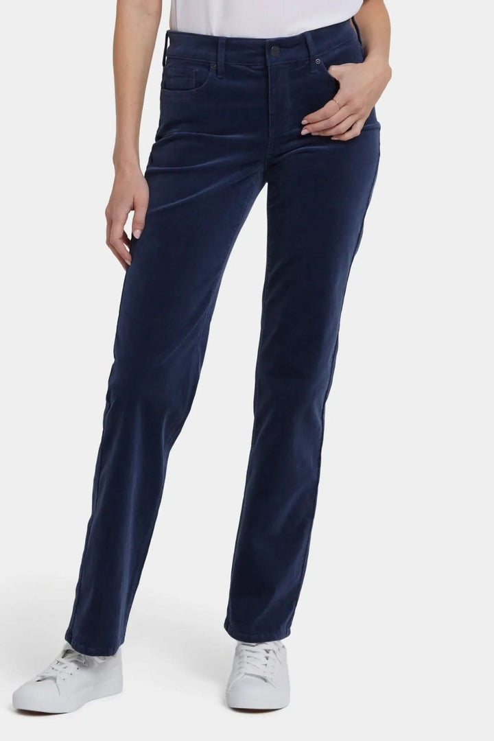 Pantalon droit en velours côtelé extensible bleu, coupe droite, taille mi-haute, 5 poches, porté par un mannequin debout.