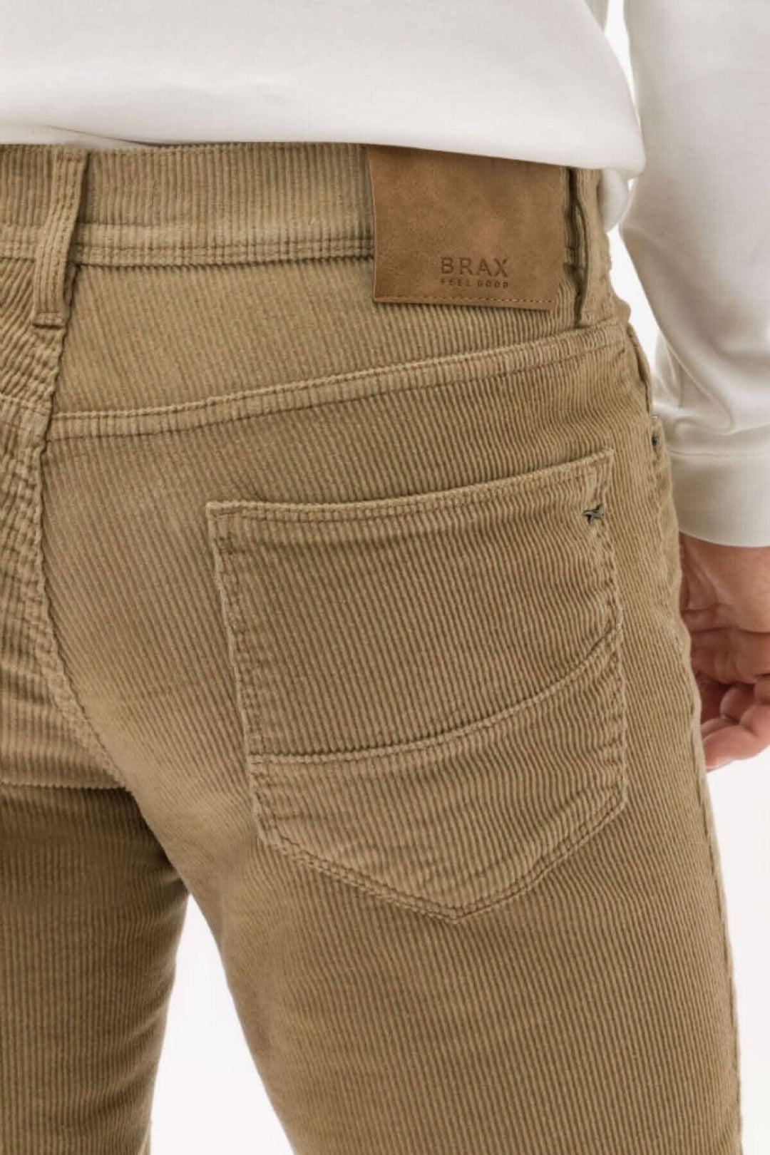 Pantalon en corduroy homme, coupe droite avec cinq poches, style décontracté et élégant.