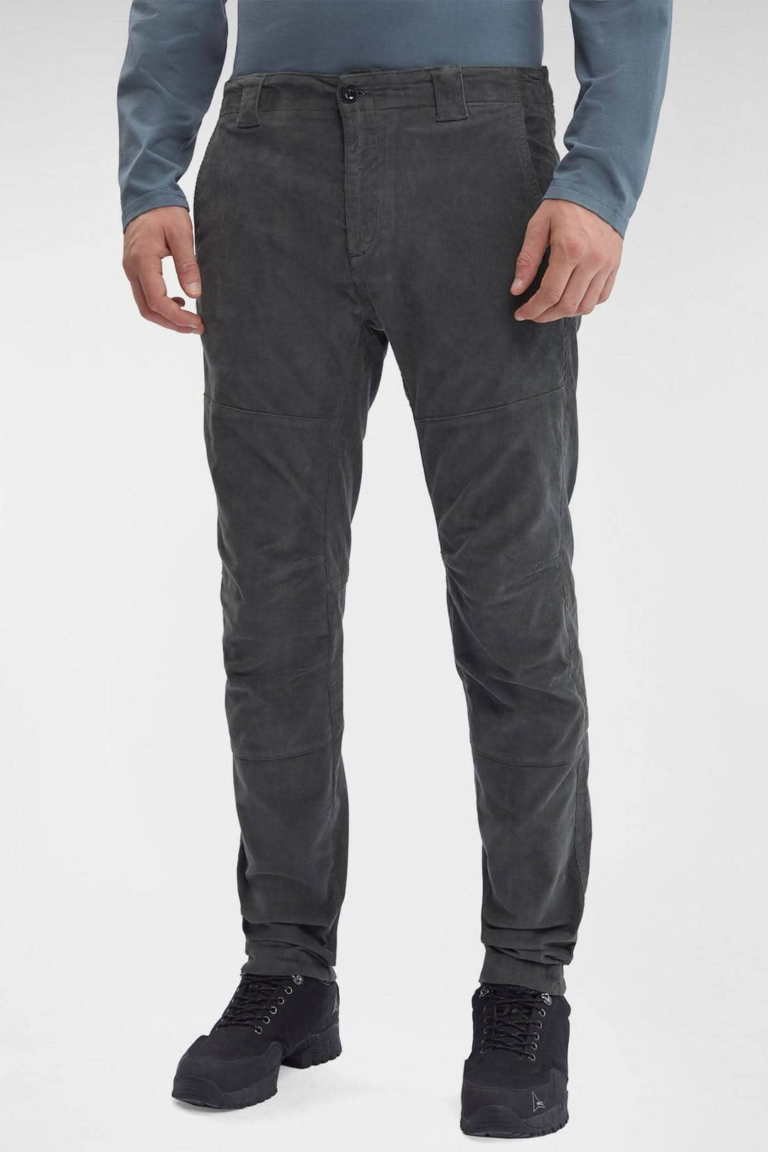 Pantalon en velours côtelé noir, coupe ergonomique avec poches et braguette zippée, style moderne.