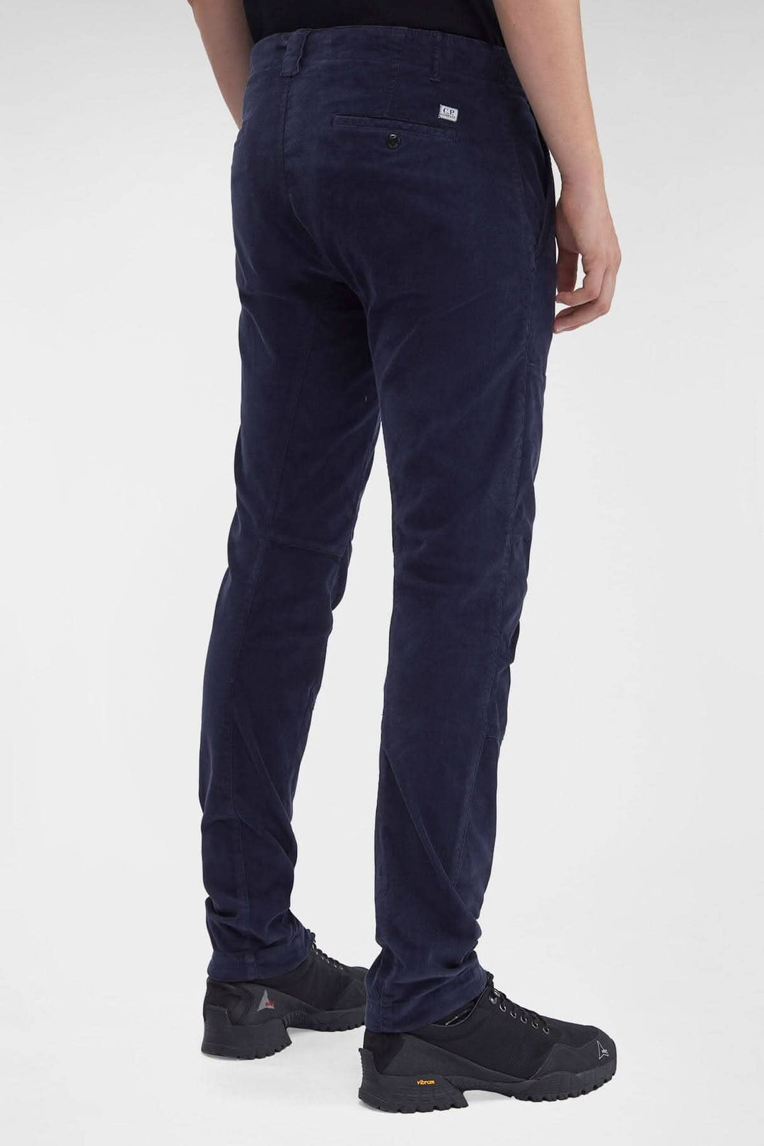 Pantalon en velours côtelé, coupe ergonomique, couleur bleu marine, vu de dos.