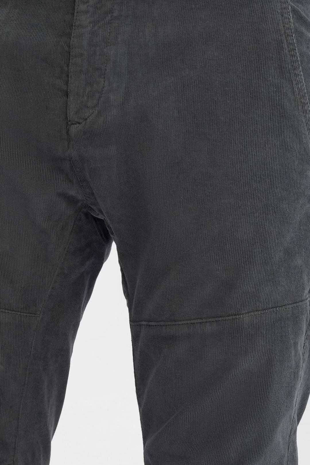 Pantalon en velours côtelé gris avec détails ergonomiques et braguette zippée.