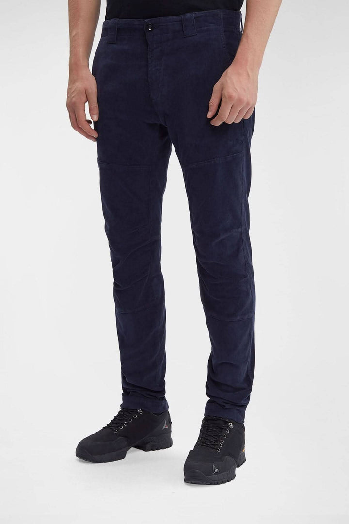 Pantalon en corduroy bleu foncé avec coupe ergonomique, braguette zippée, et poches pour un style moderne.