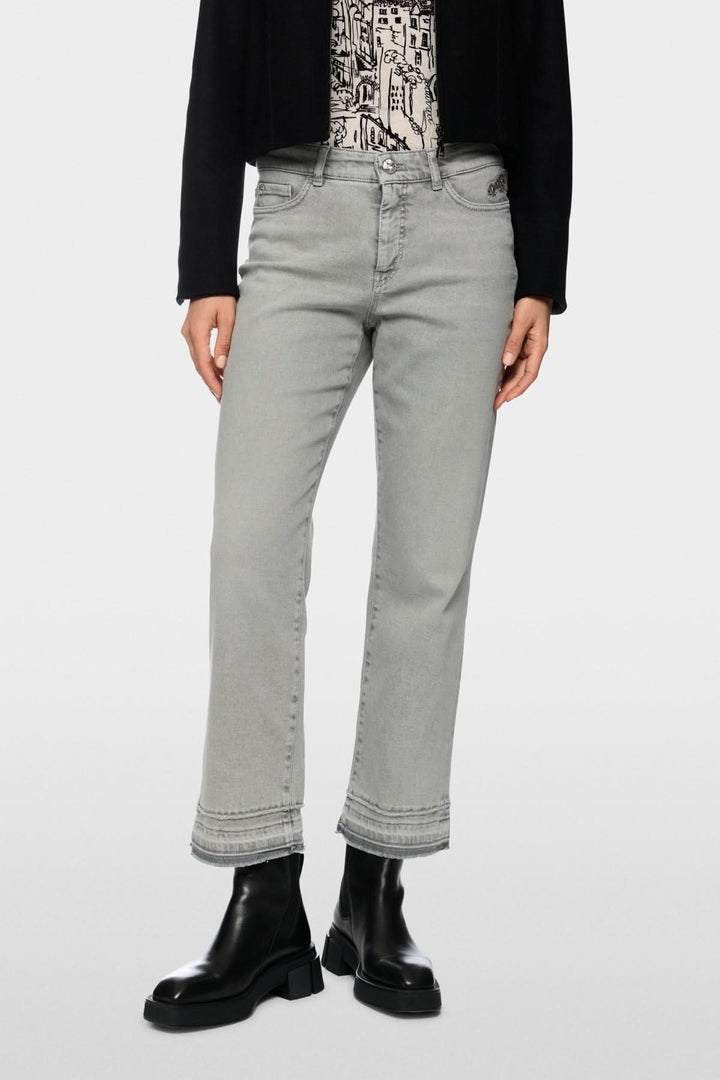 Pantalon en denim coupe droite évasée avec effet effiloché, taille mi-haute, style moderne décontracté.