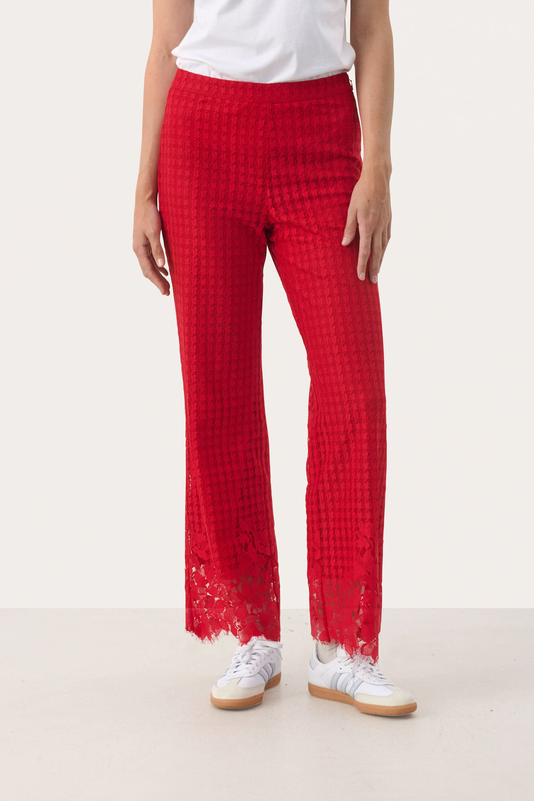 Pantalon en dentelle rouge à motif pied-de-poule pour un look élégant et sophistiqué, idéal pour toutes les occasions.