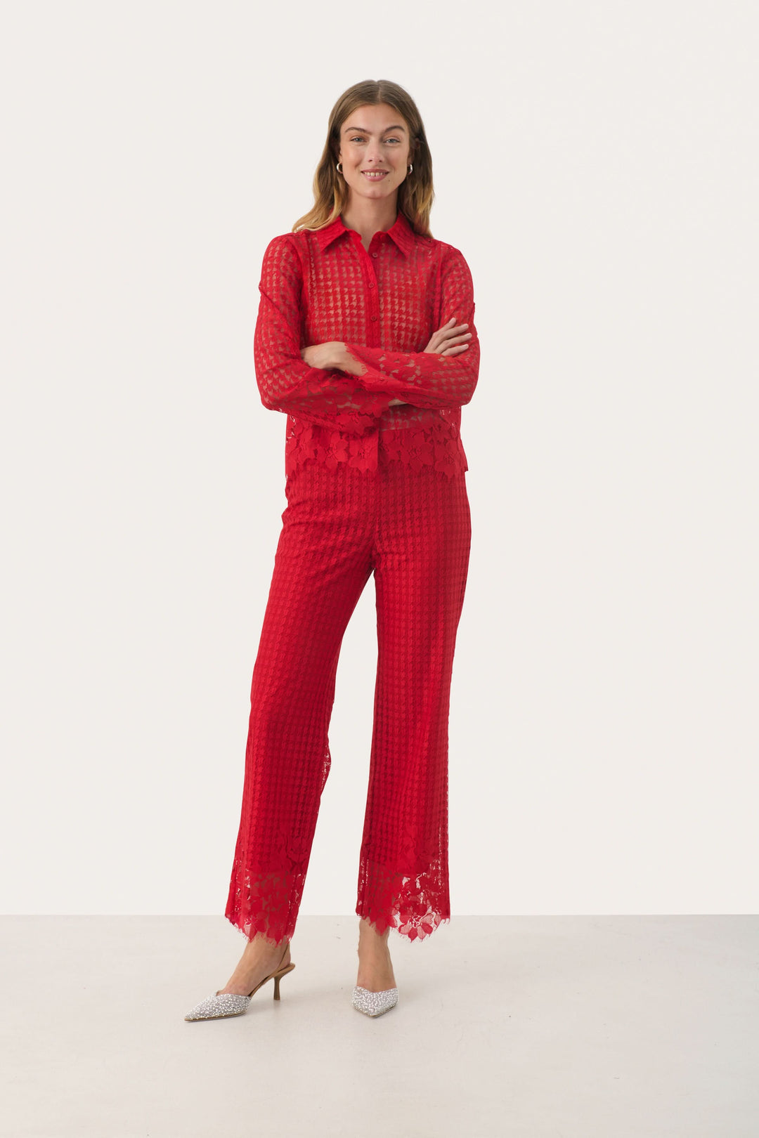 Pantalon en dentelle rouge à motif pied-de-poule, coupe droite et fluide, pour un look élégant et raffiné.