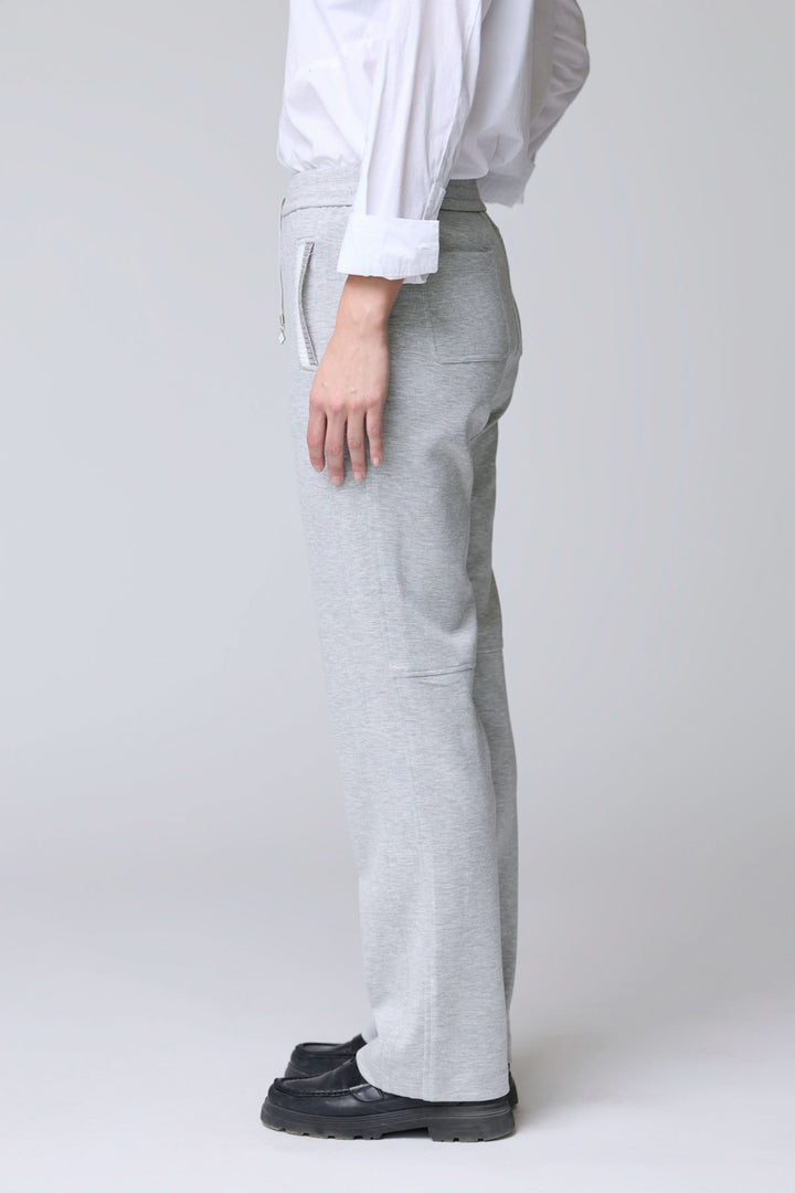 Pantalon en jersey ajustable gris avec taille élastique et poches latérales, vue latérale pour montrer confort et élégance décontractée.