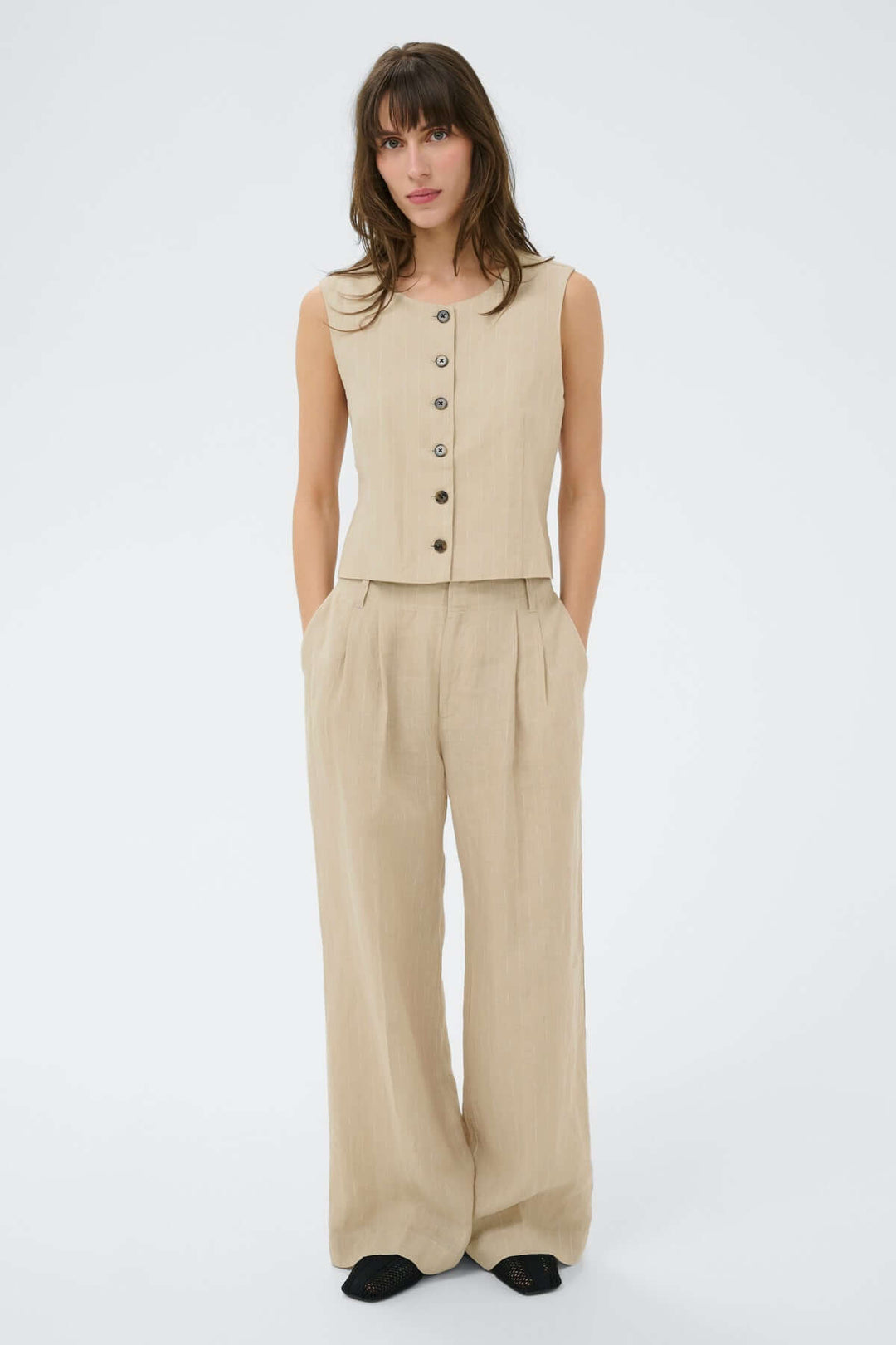 Pantalon en lin Aliya avec coupe droite et plis à l&
