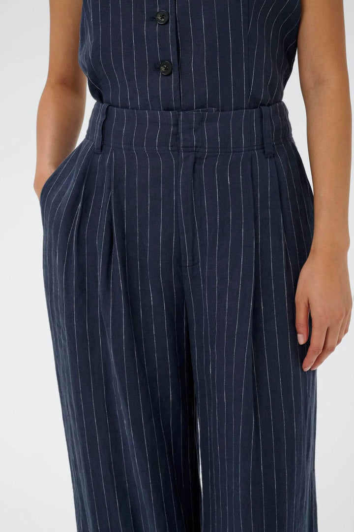 Pantalon en lin Aliya bleu marine à rayures, coupe droite avec plis, style élégant et fluide, parfait pour la saison chaude.