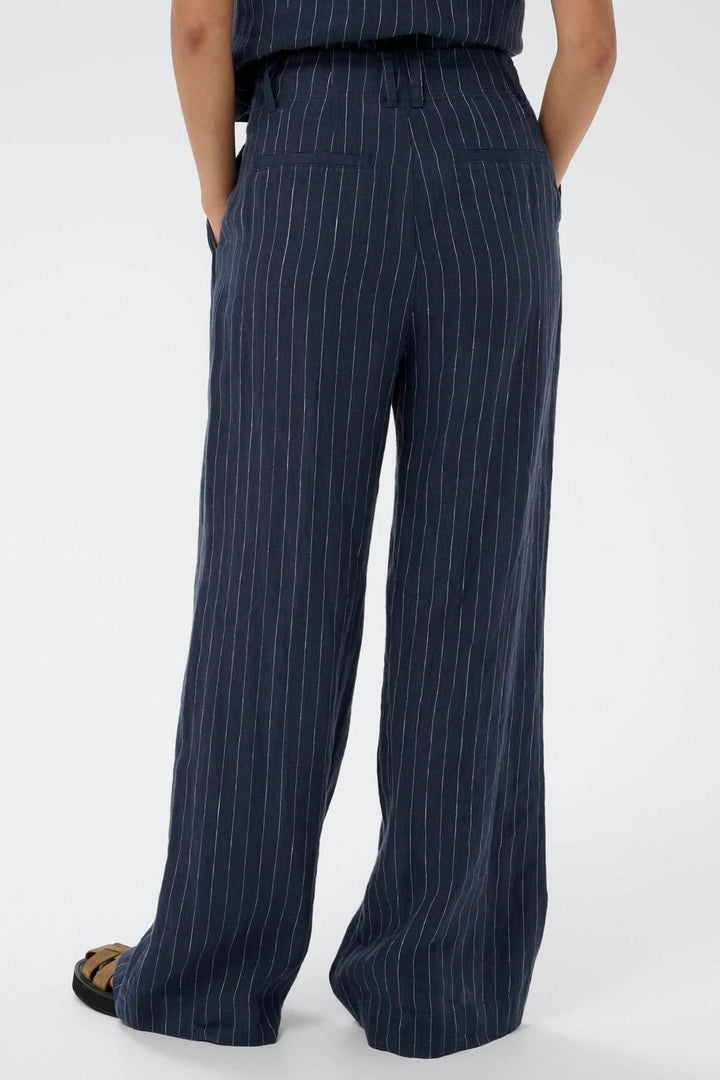 Vue arrière du pantalon en lin Aliya à rayures bleues, coupe droite et plis à l’avant, idéal pour une silhouette élégante et décontractée.