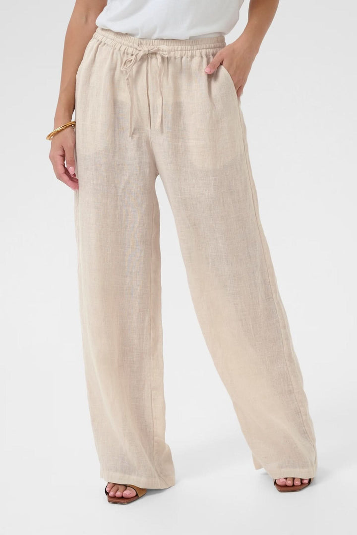 Pantalon en lin léger avec taille élastique, parfait pour un look décontracté et confortable en été.