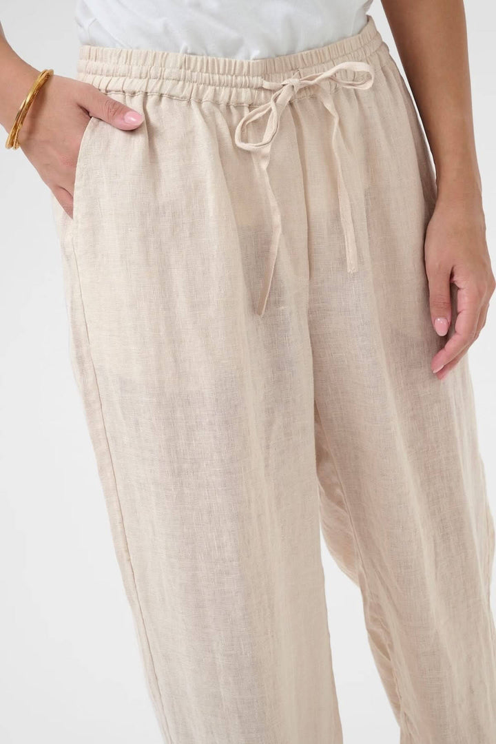 Pantalon en lin léger avec taille élastique et cordon de serrage, parfait pour un look décontracté.