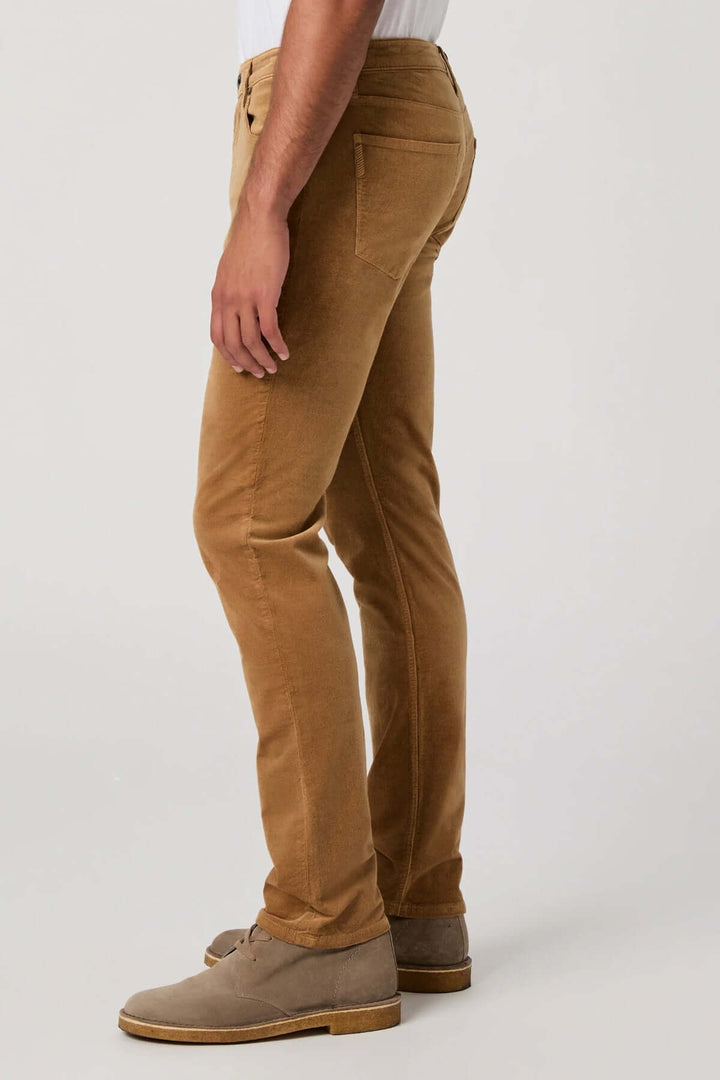 Homme portant Pantalon en micro corduroy beige montrant coupe ajustée élégante et confort stretch. Micro-velours doux.