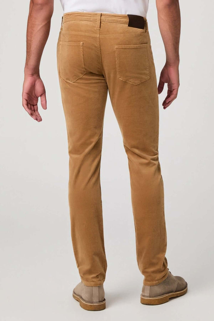 Vue arrière du Pantalon en micro corduroy ajusté couleur beige avec un style décontracté et moderne. Confort supérieur.