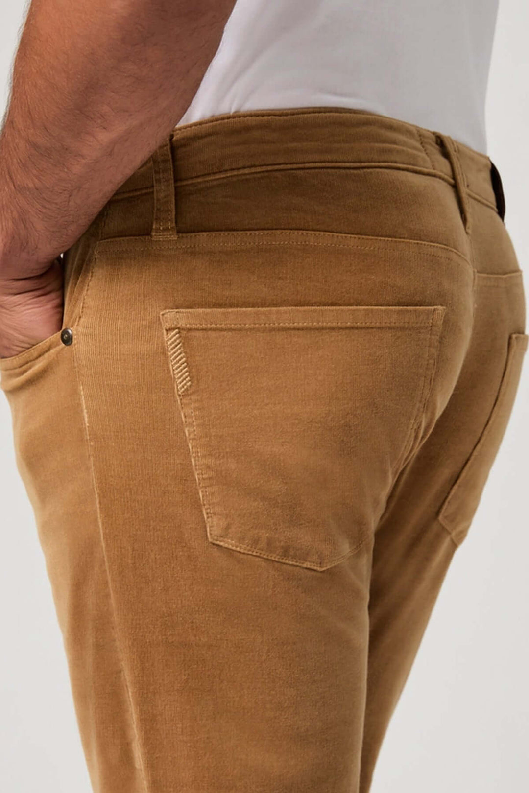 Pantalon en micro corduroy, coupe ajustée, couleur camel, tissu doux et extensible, mettant en valeur l&