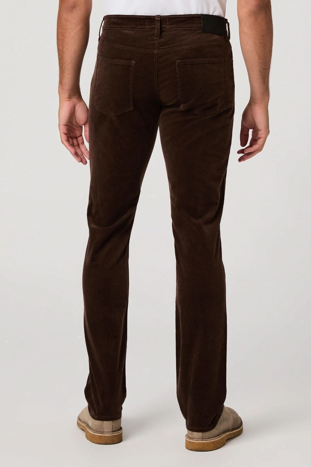 Arrière du pantalon en micro corduroy marron pour homme. Élégance décontractée et confort supérieur adaptés à toutes occasions.