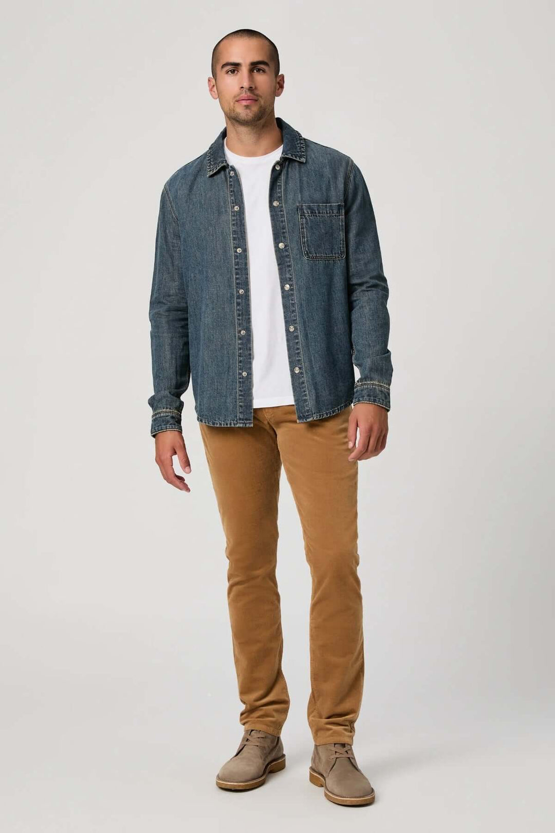 Homme portant un pantalon en micro corduroy de couleur marron.