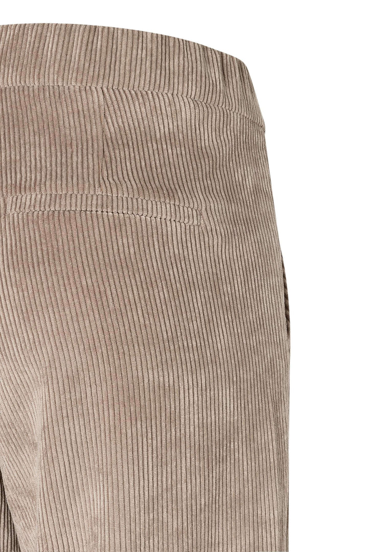 Pantalon en velours côtelé à jambe large avec taille élastique et poches latérales, offrant un look rétro et sophistiqué.