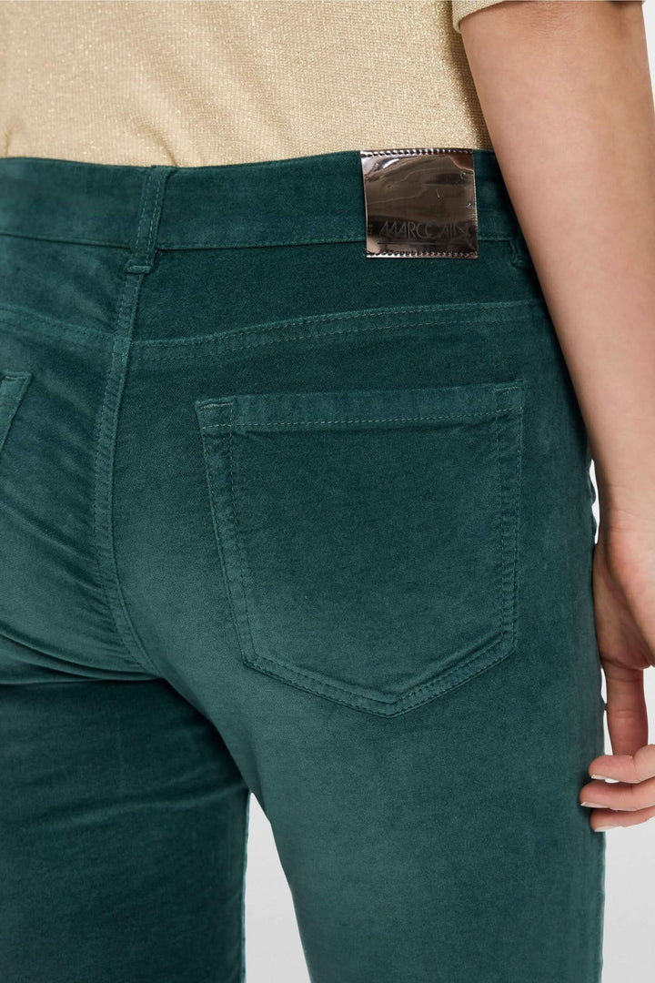 Détails arrière du pantalon en velours SILVI, montrant la coupe slim et la poche décorative.