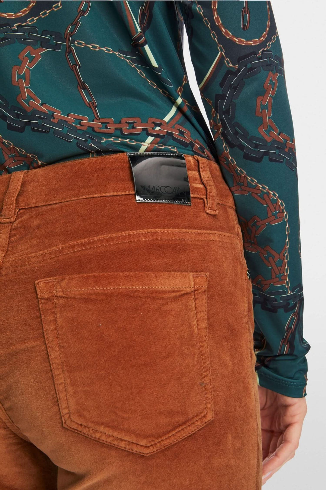 Pantalon en velours orange avec détails de poche et design décontracté pour un style quotidien.