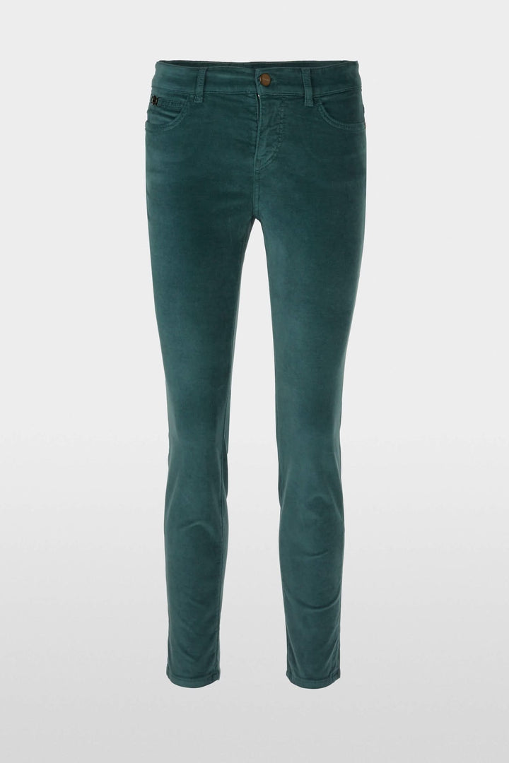 Pantalon en velours slim vert, jambe raccourcie, taille basse, matière douce, pour un look décontracté.