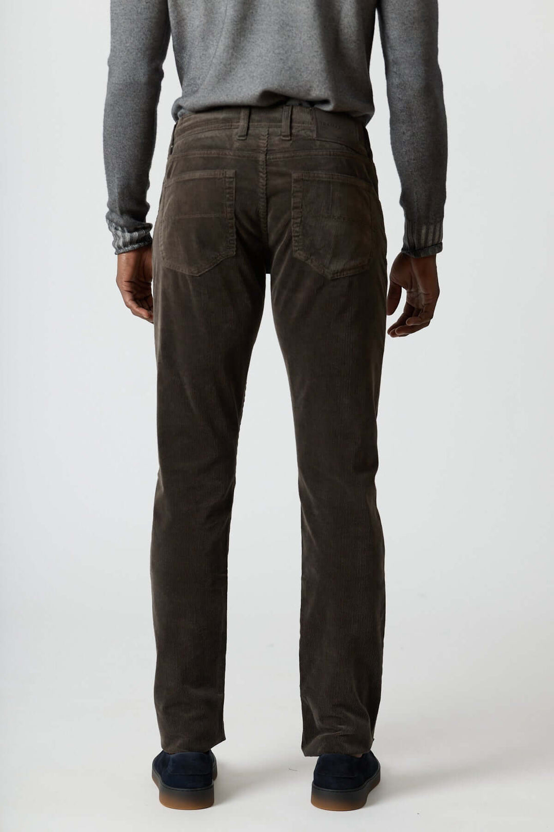 Pantalon en velours côtelé cinq poches Michelangelo, coupe regular slim, élégant et confortable avec une brillance subtile.