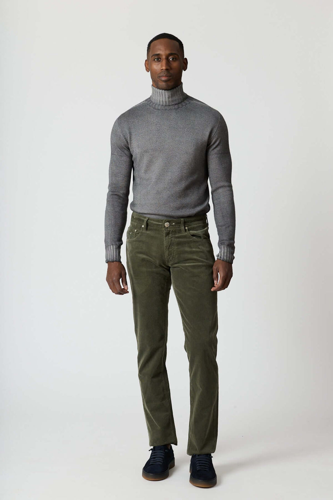 Pantalon en velours côtelé cinq poches Michelangelo en vert, homme portant un pull gris, style casual chic.
