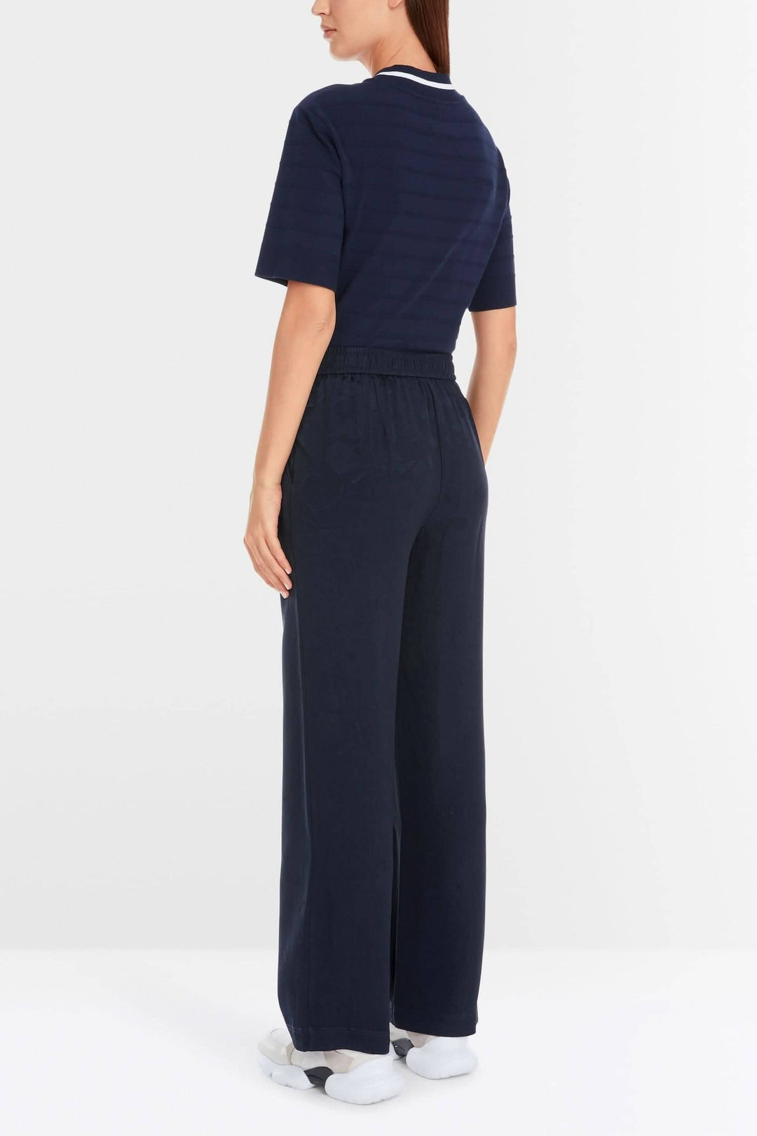 Pantalon à enfiler WASHINGTON, large fit, tissu fluide, taille élastiquée, avec un haut assorti, vue arrière.