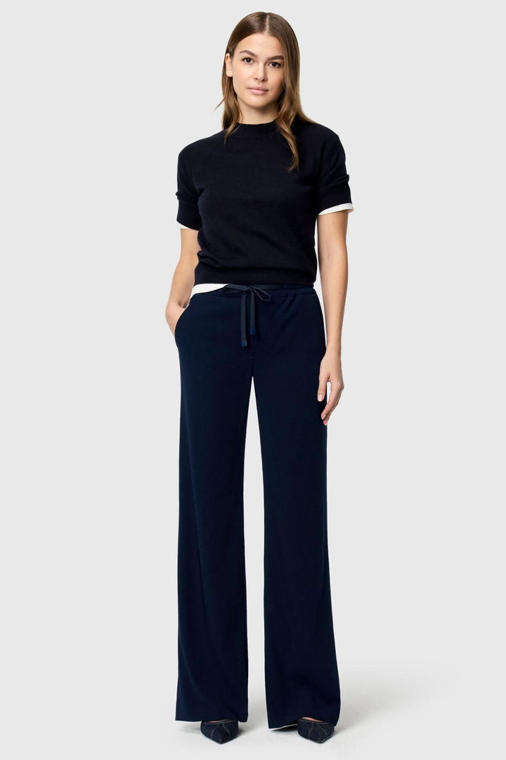 Femme portant le Pantalon fluide CHRISTY avec coupe droite et taille élastique, idéal pour un look décontracté ou habillé.