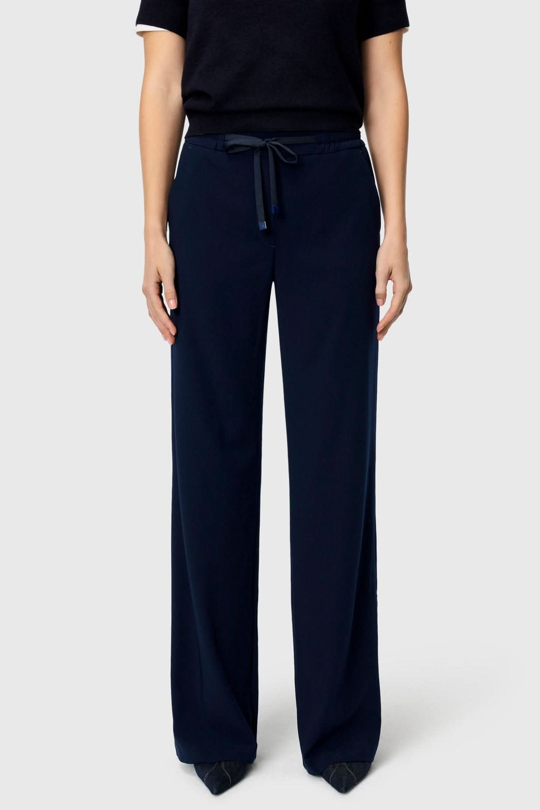 Pantalon fluide CHRISTY, coupe ample et droite, taille élastique avec cordon ajustable, idéal pour un look décontracté ou habillé.